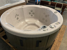 Load image into Gallery viewer, Used 2014 Marquis 524E Series Round Hot Tub
