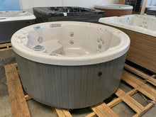 Load image into Gallery viewer, Used 2014 Marquis 524E Series Round Hot Tub
